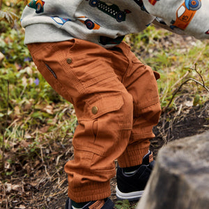 Organic Cotton Kids Cargo Trousers from the Polarn O. Pyret Kidswear collection. Nordic kids clothes made from sustainable sources.