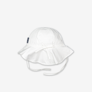 Unisex kids sun hat in white with an adjustable elastic band. Provides UV protection and made with 100% organic cotton.